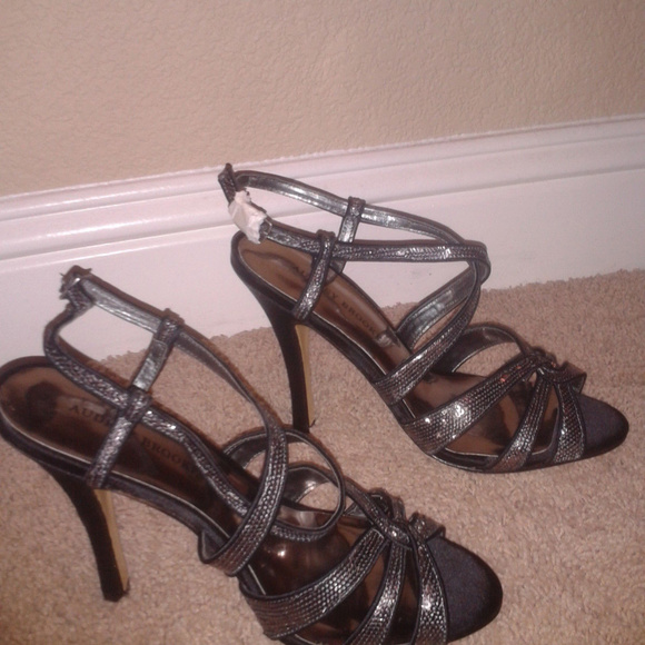 Audrey Brooke Pewter Sandals/Shoes  Sz 10 - Picture 4 of 4